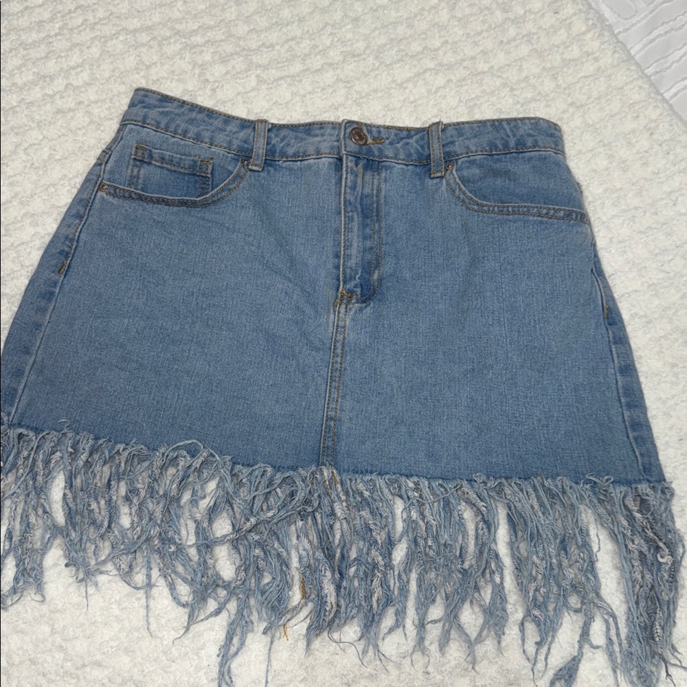 ❤️❤️Forever 21 size 27 fringed Jean skirt❤️❤️